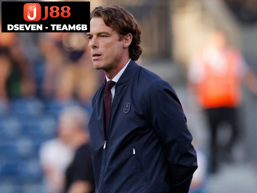 HLV Scott Parker vẫn đang giúp hàng thủ Burnley hoạt động cực kỳ hiệu quả ở mùa này (Ảnh: Football League World)